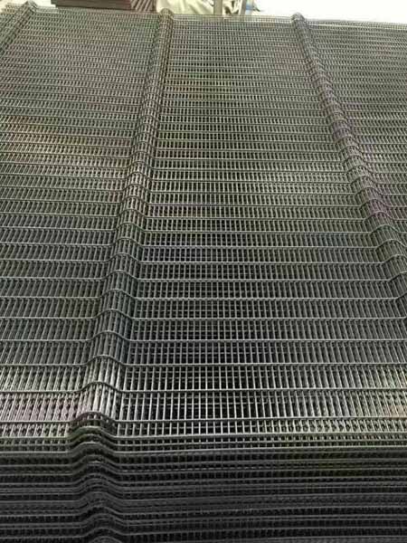 What are the typical applications of 3D wire mesh fence?